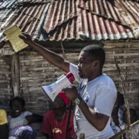 man met roeptoeter, megafoon