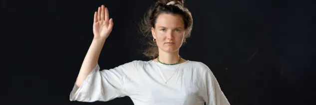 Arts steekt hand op om opnieuw te beloven dat zij blijft helpen, wie je ook bent en waar je ook vandaan komt.