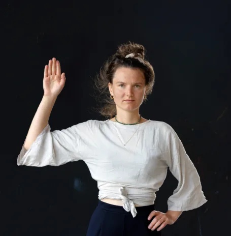 Arts steekt hand op om opnieuw te beloven dat zij blijft helpen, wie je ook bent en waar je ook vandaan komt.