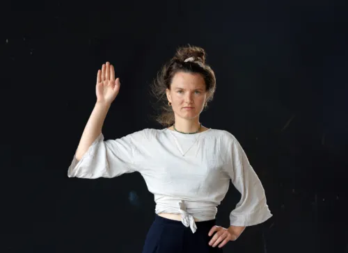 Arts steekt hand op om opnieuw te beloven dat zij blijft helpen, wie je ook bent en waar je ook vandaan komt.