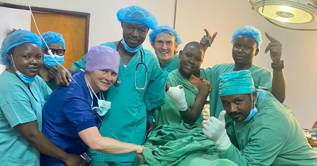 Dokters van de Wereld | Chirurgen van Dokters van de Wereld geven…