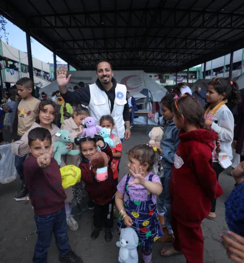 Kinderen worden vermaakt tijdens het Suikerfeest in Rafah, Gaza, tijdens de oorlog