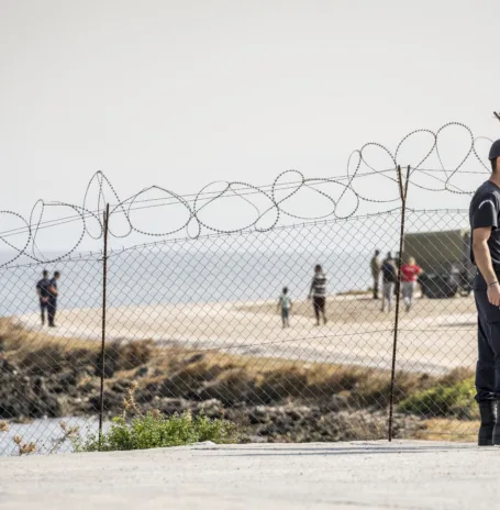 15.September 2020, LESBOS, Mytilene, Karatepe, GRIECHENLAND, Europa: Die Fluechtlinge aus Moria haben sich mit ihren wenigen Habseligkeiten zum Checkpoint begeben um ins neue Lager aufgenommen zu werden, das neue Zeltlager wird von der griechischen Armee auf einem Militaergelaende an der Kueste aufgebaut, vor dem Einlass ist Checkpoint mit Polizeikontrolle eingerichtet, wo die Fluechtlinge und ihr Gepaeck kontrolliert werden, bevor sie zur Registierung ans Tor gehen, an der Landstrasse zwischen Mytilene und Moria. Engl.:September 15, 2020 Mytilene, Karatepe, LESBOS, GREECE, Europe: The refugees from Moria have gone to the checkpoint with their few belongings to be admitted to the new camp, the new camp will be set up by the Greek army on a military site on the coast, in front of the entrance there is a checkpoint with police control, where the refugees and their luggage will be checked before they go to the gate, on the road between Mytilene and Moria, asylum, asylum seeker, border control, crisis, displaced, displacement, emmigrant, emmigration, employment, exile, exiled, human interest, immigrant, immigration, influx, migrant, migration, movement, human rights, overpopulation, people, person, political, politics, population, refugee, social, society, sea, Mediterranean, Mediterranean Sea, Civilian, EU, protection mask [DIE FOTOS DUERFEN NICHT VERAENDERT ODER IN AUSSCHNITTEN VEROEFFENTLICHT WERDEN. PHOTO MAY NOT BE CROPPED OR ALTERED IN ANY WAY!! Mindesthonorar 50 Euro maximale Online-Nutzungsdauer 12 Monate !!]