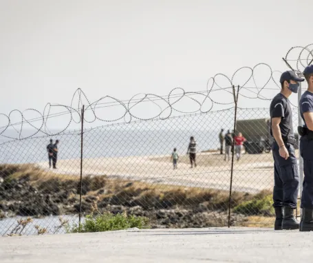 15.September 2020, LESBOS, Mytilene, Karatepe, GRIECHENLAND, Europa: Die Fluechtlinge aus Moria haben sich mit ihren wenigen Habseligkeiten zum Checkpoint begeben um ins neue Lager aufgenommen zu werden, das neue Zeltlager wird von der griechischen Armee auf einem Militaergelaende an der Kueste aufgebaut, vor dem Einlass ist Checkpoint mit Polizeikontrolle eingerichtet, wo die Fluechtlinge und ihr Gepaeck kontrolliert werden, bevor sie zur Registierung ans Tor gehen, an der Landstrasse zwischen Mytilene und Moria. Engl.:September 15, 2020 Mytilene, Karatepe, LESBOS, GREECE, Europe: The refugees from Moria have gone to the checkpoint with their few belongings to be admitted to the new camp, the new camp will be set up by the Greek army on a military site on the coast, in front of the entrance there is a checkpoint with police control, where the refugees and their luggage will be checked before they go to the gate, on the road between Mytilene and Moria, asylum, asylum seeker, border control, crisis, displaced, displacement, emmigrant, emmigration, employment, exile, exiled, human interest, immigrant, immigration, influx, migrant, migration, movement, human rights, overpopulation, people, person, political, politics, population, refugee, social, society, sea, Mediterranean, Mediterranean Sea, Civilian, EU, protection mask [DIE FOTOS DUERFEN NICHT VERAENDERT ODER IN AUSSCHNITTEN VEROEFFENTLICHT WERDEN. PHOTO MAY NOT BE CROPPED OR ALTERED IN ANY WAY!! Mindesthonorar 50 Euro maximale Online-Nutzungsdauer 12 Monate !!]