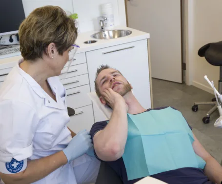 Rotterdam
Tandarts hulp aan daklozen en thuislozen.
Dokters van de wereld.
foto: ARIE KIEVIT
