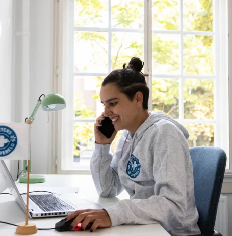 Helpdeskmedewerker helpt een huisarts met informatie