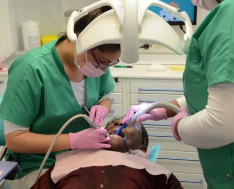 Behandeling in tandartsbus