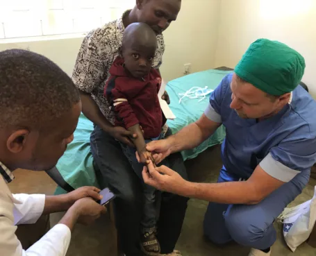 David voor de operatie aan zijn handje