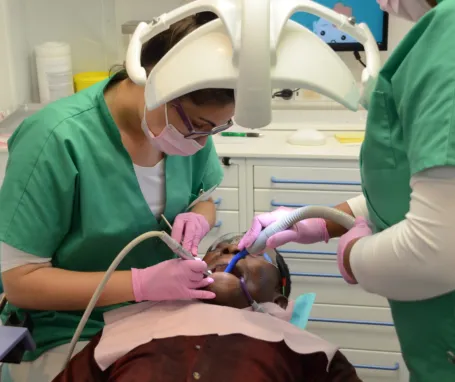 Behandeling in tandartsbus