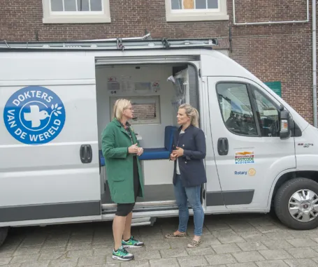 Arianne en Eveline bij de Zorgbus