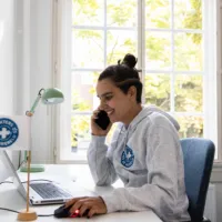 Helpdeskmedewerker helpt een huisarts met informatie
