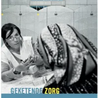 Voorkant rapport Geketende zorg. Gezondheidszorgen in vreemdelingendetentie