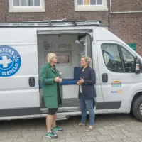 Arianne en Eveline bij de Zorgbus